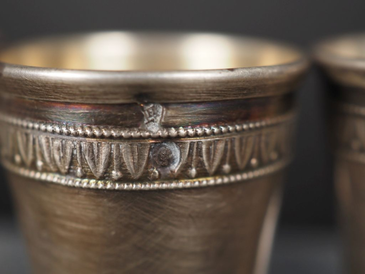 Suite de douze verres à liqueurs de style Louis XVI en argent 925, poi