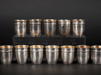 Vente aux enchères Suite de douze verres à liqueur en argent 925, poinçon Minerve, à déco