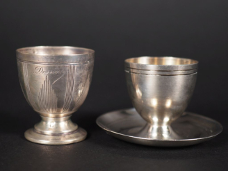 Vente aux enchères Deux différents coquetiers de style Art déco en argent 925, poinçon Mi