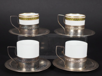 Vente aux enchères Suite de quatre supports de tasses et leurs sous-tasses de style Louis