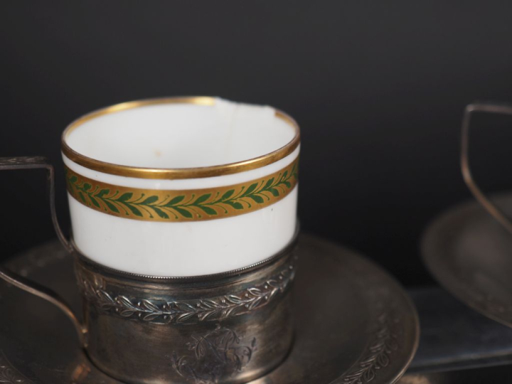 Suite de quatre supports de tasses et leurs sous-tasses de style Louis