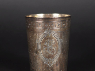 Vente aux enchères Timbale à fond plat en argent 925, poinçon Minerve, à décor de semi de
