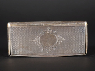 Vente aux enchères Tabatière en argent 925, poinçon Minerve, décor guilloché. Poids : 86 