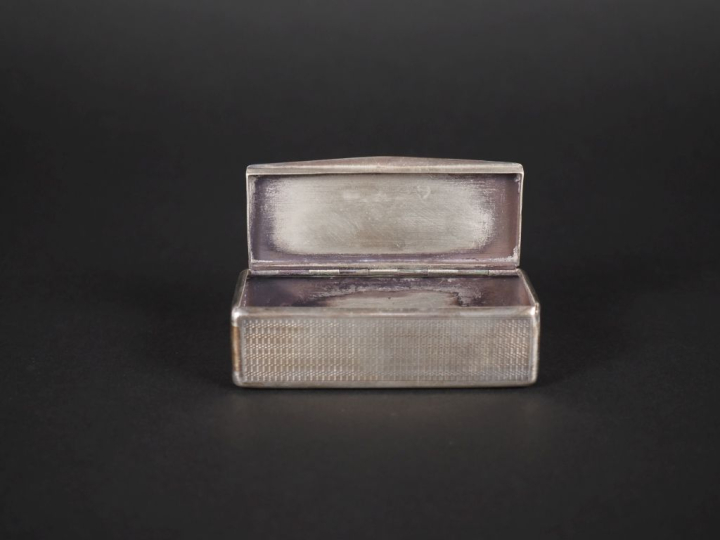 Tabatière en argent 925, poinçon Minerve, décor guilloché. Poids : 86 