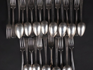 Vente aux enchères Treize cuillères et quinze fourchettes en argent étranger 800, poinçon