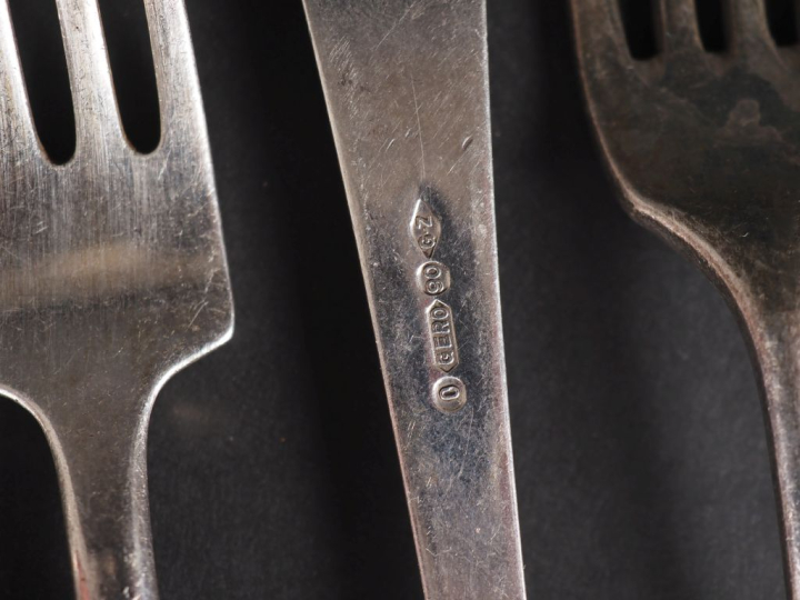 Treize cuillères et quinze fourchettes en argent étranger 800, poinçon