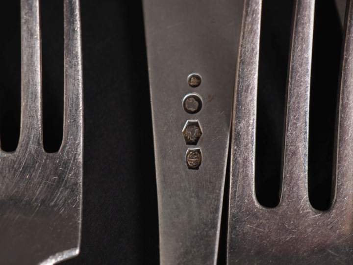 Treize cuillères et quinze fourchettes en argent étranger 800, poinçon
