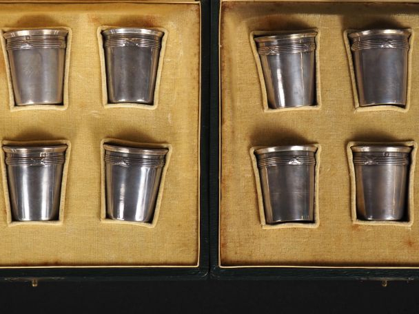 Douze verres à liqueur de style Louis XVI en argent 925, poinçon Miner