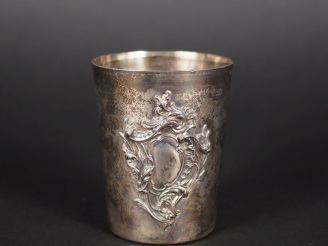 Vente aux enchères Timbale à fond plat en argent 925, poinçon Minerve, à décor de cartouc