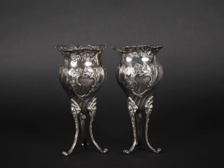 Paire de vases tripodes de style Louis XV en argent 925, poinçon Miner