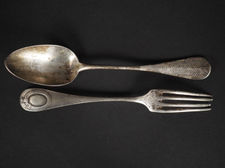 Vente aux enchères Couvert de naissance de style Louis XVI en argent 925, poinçon Minerve