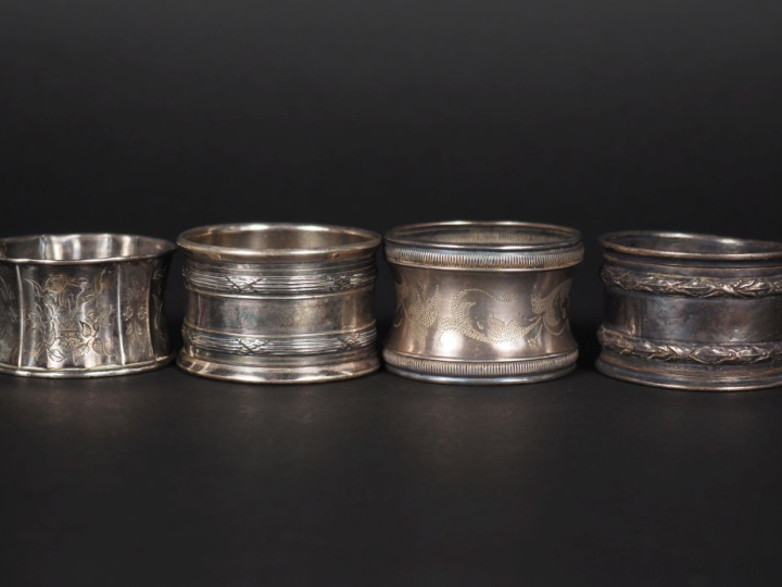 Ensemble comprenant quatre différents ronds de serviette en argent 925
