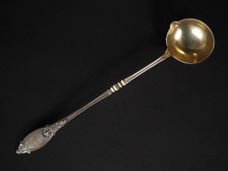 Vente aux enchères Louche à crème en argent et argent doré 800, modèle feuillagé. Long. 2
