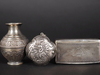 Vente aux enchères Ensemble comprenant :  - un petit vase en argent 800, poinçon cygne, à
