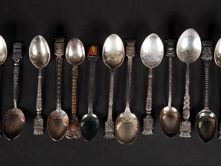 Dix différentes cuillères en argent 925, poinçon Minerve, à décor de b
