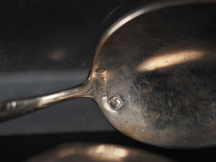 Dix différentes cuillères en argent 925, poinçon Minerve, à décor de b