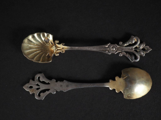 Vente aux enchères Paire de cuillères à sel de style Louis XV en argent et argent doré 92