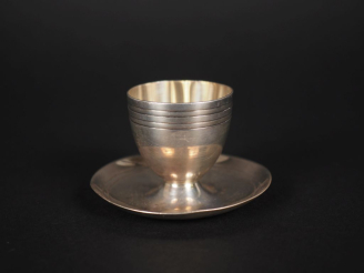 Vente aux enchères Coquetier de style Art déco en argent 925, poinçon minerve, à décor de