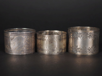 Vente aux enchères Ensemble comprenant trois différents ronds de serviette en argent 925,