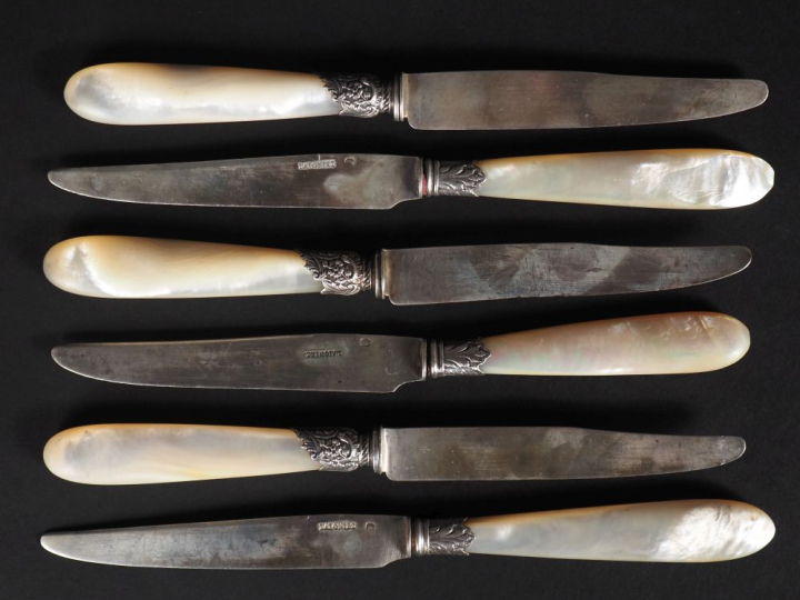 Ensemble comprenant :  - une suite de trois couteaux lame argent 925, 