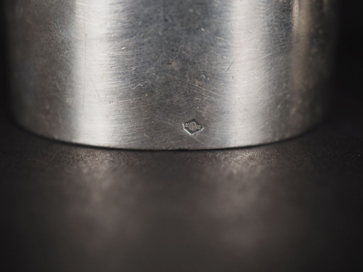 Ensemble comprenant :  - un rond de serviette en argent 925, poinçon M