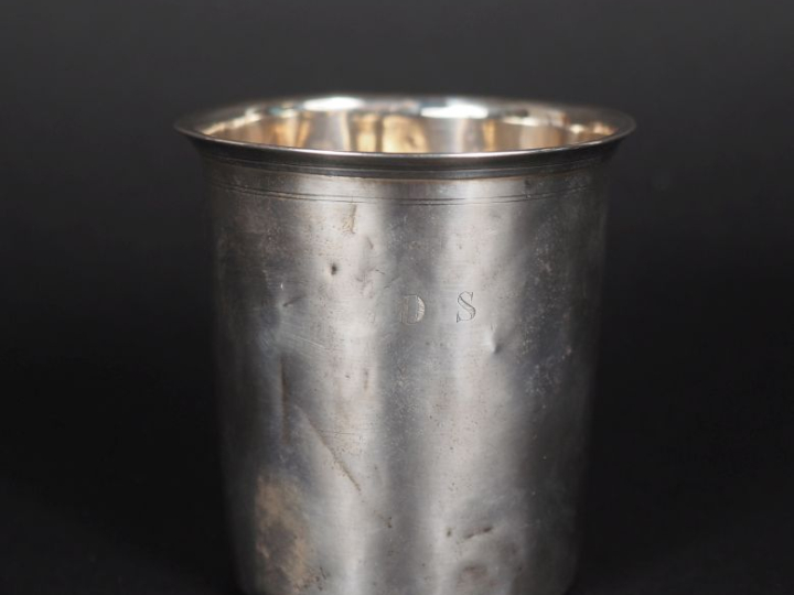 Timbale en argent 925, poinçon Minerve, à décor de liserés. Poids. 72 