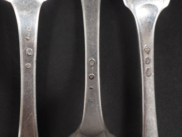 Trois grands couverts et deux grandes fourchettes en argent 800 et arg