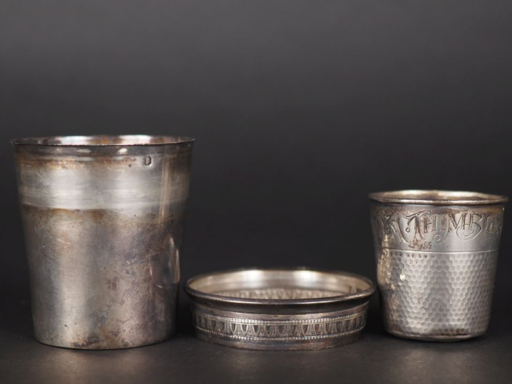 Ensemble comprenant :  - une petite timbale à fond plat en argent liss