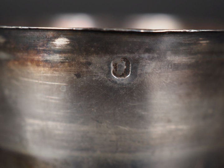 Ensemble comprenant :  - une petite timbale à fond plat en argent liss