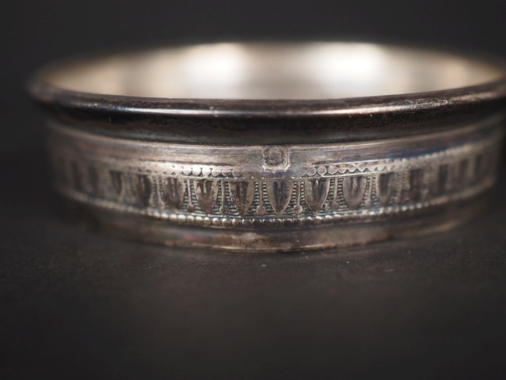 Ensemble comprenant :  - une petite timbale à fond plat en argent liss