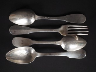 Vente aux enchères Un grand couvert et deux grandes cuillères en argent, modèle uniplat. 