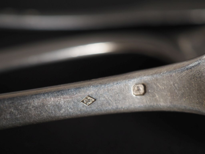 Un grand couvert et deux grandes cuillères en argent, modèle uniplat. 