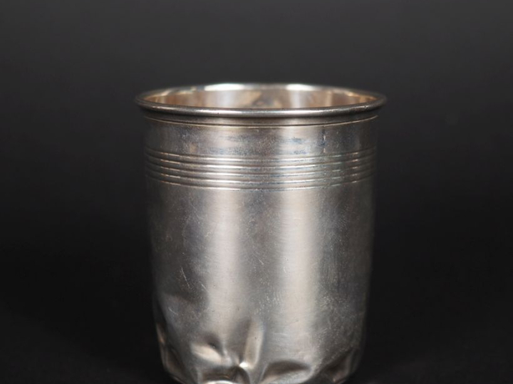 Timbale en argent 925, poinçon Minerve, à décor de cinq liserés.  Poid