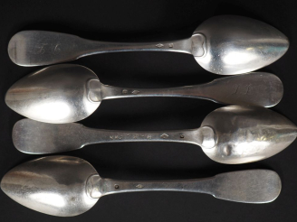 Vente aux enchères Deux grandes cuillères assorties en argent 925, poinçon Minerve, modèl
