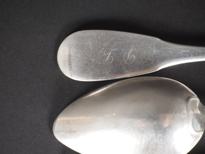Deux grandes cuillères assorties en argent 925, poinçon Minerve, modèl