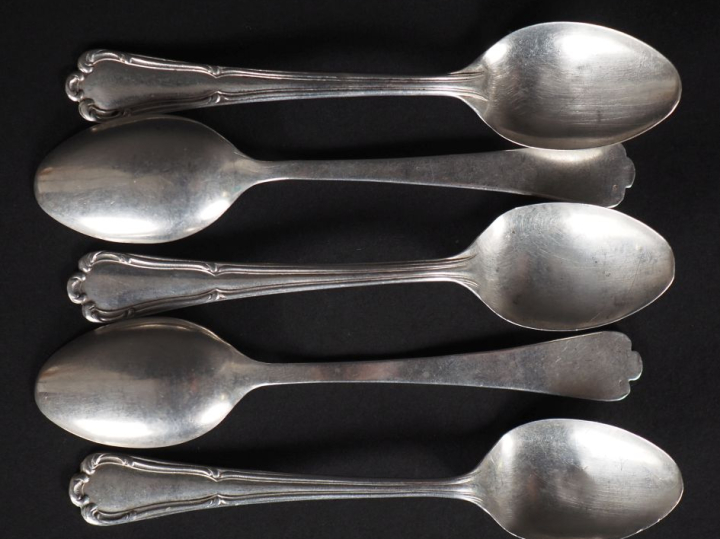Suite de cinq cuillères à moka de style Louis XV, en argent 800, à déc