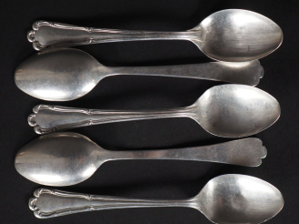 Vente aux enchères Suite de cinq cuillères à moka de style Louis XV, en argent 800, à déc