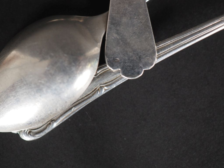 Suite de cinq cuillères à moka de style Louis XV, en argent 800, à déc