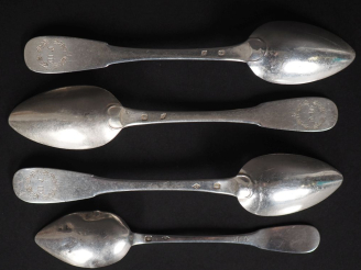 Vente aux enchères Ensemble comprenant :  - trois petites cuillères assorties en argent 9