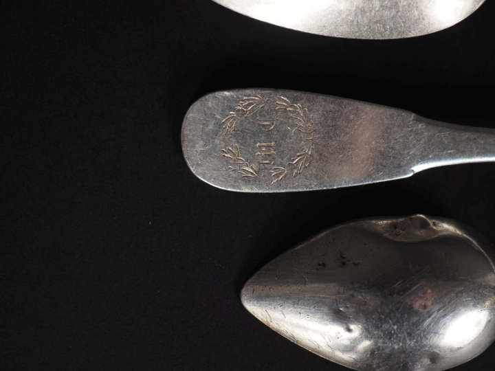 Ensemble comprenant :  - trois petites cuillères assorties en argent 9