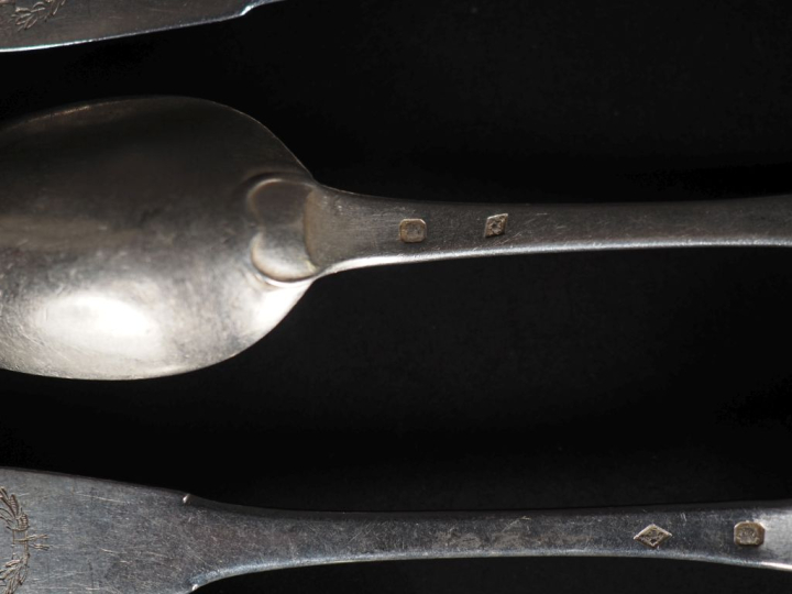 Ensemble comprenant :  - trois petites cuillères assorties en argent 9