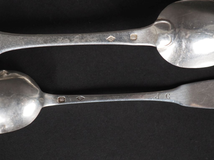 Ensemble comprenant :  - trois petites cuillères assorties en argent 9