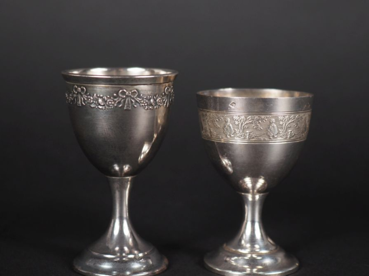 Ensemble comprenant :  - un coquetier de style Louis XVI en argent 925