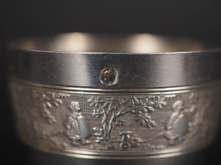 Ensemble comprenant :  - un coquetier de style Louis XVI en argent 925
