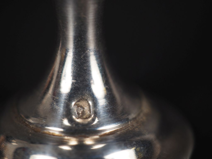 Ensemble comprenant :  - un coquetier de style Louis XVI en argent 925
