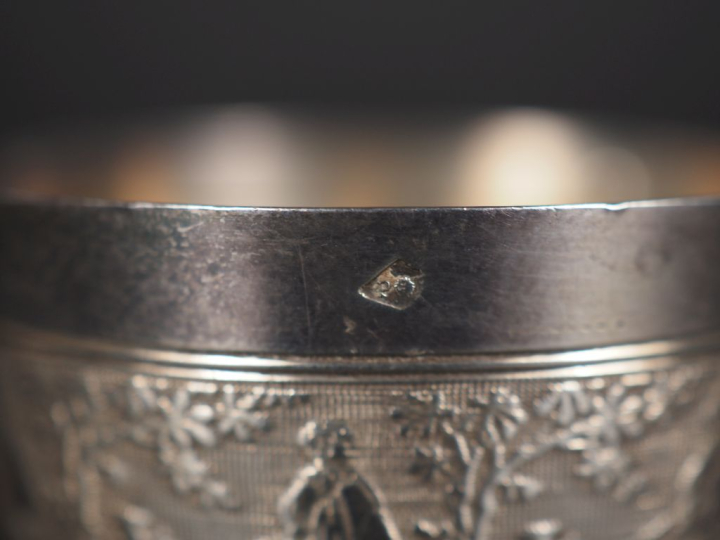 Ensemble comprenant :  - un coquetier de style Louis XVI en argent 925