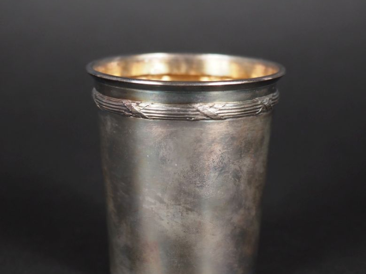 Timbale à fond plat de style Louis XVI en argent 925, poinçon Minerve,