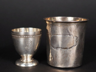 Vente aux enchères Coquetier en argent 925, poinçon Minerve à décor de perles on y joint 