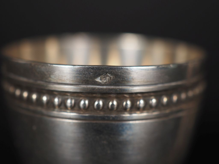 Coquetier en argent 925, poinçon Minerve à décor de perles on y joint 