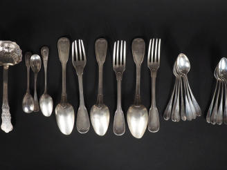 Vente aux enchères Couverts dépareillés en argent 925 comprenant 3 grands couverts et 15 